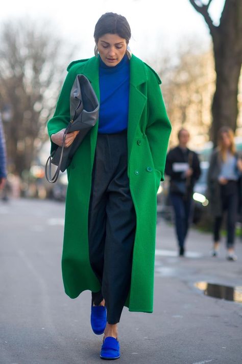 Color Blocking Outfits, Walking Down The Street, Paris Fashion Week Street Style, Bright Winter, Colour Blocking, Autumn Street Style, Green Coat, 가을 패션, Fashion Week Street Style