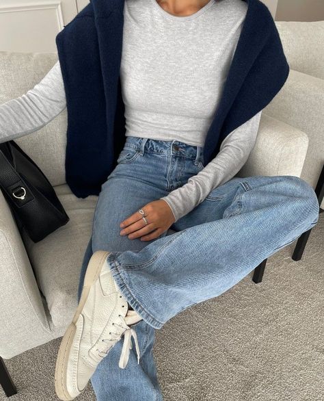 outfit ideas | navy blue | simple outfits | coastal grandaughter | cape cod | sweater outfits Casual Dinner Outfit Fall Jeans, Blue Mom Jeans Outfit, Sweater Over Shoulders Outfit, Estilo Indie, Skandinavian Fashion, Uni Outfits, Elegante Casual, Stockholm Fashion, Fall 24