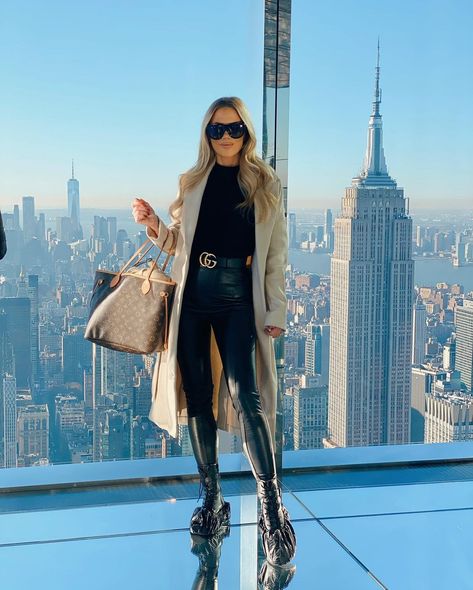 Paulina Kuczynska on Instagram: “Wearing my brand new Yeezy 2023 😂😂👌🏽 Highly recommend😂❤️ . . #onevanderbilt #newyork #newyorklife #empirestatebuilding #polishgirl…” Empire State Building Outfit, Inspo Poses, New York Street Style, Visit New York, New York Life, Nyc Fashion, Polish Girls, My Brand, Empire State