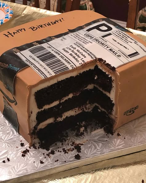 This Woman Loves Ordering From Amazon So Much That Her Husband Brought Her An Amazon Birthday Cake | Bored Panda Prime Cake, Torte Creative, Realistic Cakes, 귀여운 음식 그림, Torte Cupcake, Funny Birthday Cakes, Salty Cake, Magic Cake, Cake Boxes