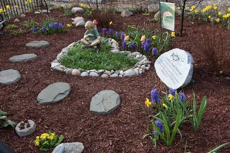 In Memory Garden Ideas, Fairy Garden Memorial, Dog Backyard Memorial, Pet Memory Garden Ideas, Garden Pet Memorial Ideas, Memorial Flower Bed Ideas, Small Memory Garden Ideas, Memorial Yard Ideas, Memorial Garden For Pets