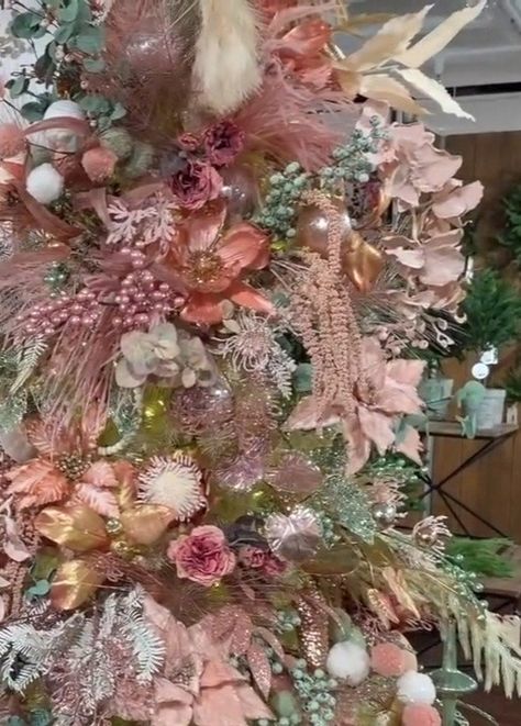 Pink And Mint Christmas, Mint Christmas Tree, Christmas Decorations Inspiration, Mint Christmas, Christmas In Pink, Tulle Pink, Floral Christmas Tree, Christmas Glam, Pink Nutcracker