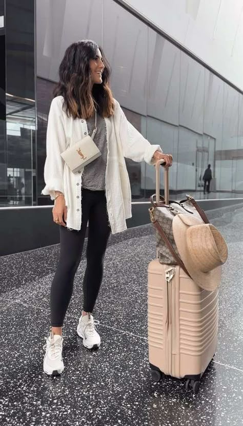 Aero Look, Stylin By Aylin, Casual Travel Outfit, Outfits Leggins, Comfy Airport Outfit, Airport Outfit Summer, Cute Travel Outfits, Airport Travel Outfits, Comfy Travel Outfit