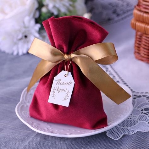 Return Gifts For Birthday, Red Velvet Wedding, Wedding Return Gifts, Baby Shower Return Gifts, Gift Bag Birthday, Guest Gift Bags, Velvet Wedding, Creative Wedding Gifts, Wedding Gifts Packaging