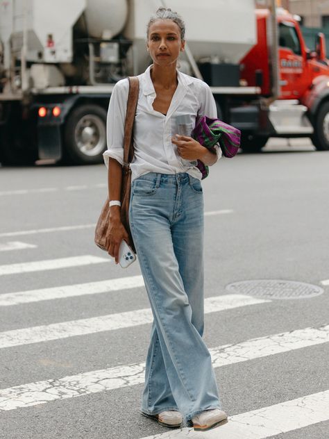 Casual Work Outfits Street Style, Wide Leg Jeans Outfit Ideas Fall, Short Haircuts Wavy, Hair Cuts Trendy, Wide Leg Jean Outfits, Wide Leg Jeans Outfit Summer, Wide Jeans Outfit, How To Wear Wide Leg Jeans, Styling Wide Leg Jeans