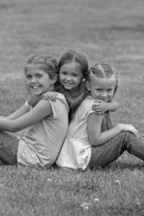 3 sisters siblings photo poses.  Check out more at Pockets Full of Poses Photography- Carroll, IA   https://www.facebook.com/pages/Pockets-Full-of-Poses-Photography-Carroll-IA/272868102751496 Sibling Photography Poses, Sibling Photo Shoots, Sibling Pictures, Sister Photography, Sister Poses, Family Pic Ideas, Sibling Poses, Sibling Photography, Children Photography Poses