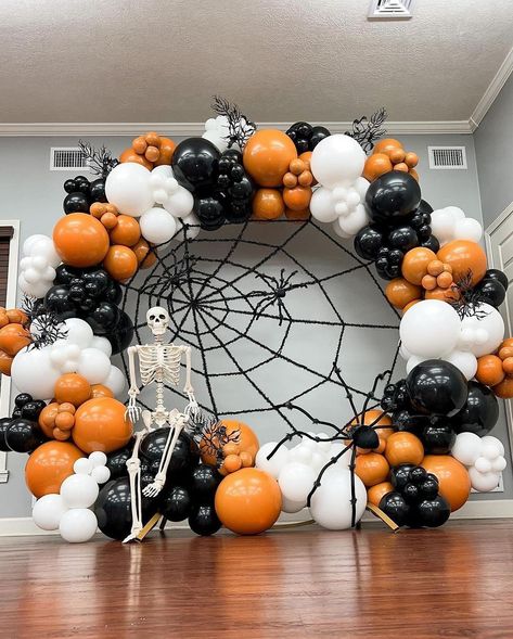 The colors in this fall inspired setup are EVERYTHING 🍁🍂 by @confetti.balloonery . . . #theeventcollectivex #events #eventinspiration… | Instagram Halloween Dance Theme Ideas, Halloween Party Garland, Halloween Decorations For Birthday Party, Monster Mash Backdrop, Halloween Arch Balloon, Mickey Halloween Balloon Arch, 60th Halloween Birthday Party, Halloween Party Decor Backdrop, Halloween Balloon Circle Arch