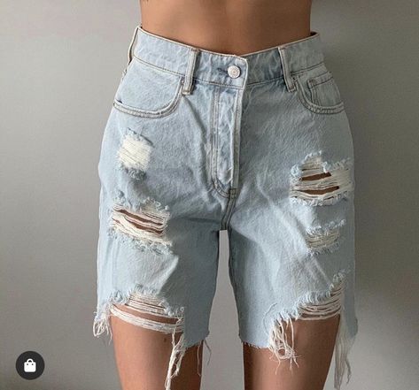 Ripped Bermuda Shorts Outfit, Diy Bermuda Shorts Out Of Jeans, Ripped Bermuda Shorts, Bermuda Shorts Outfit, Bum Shorts, Ripped Jeans Shorts, Long Jean Shorts, Shorts Drawing, Ripped Women