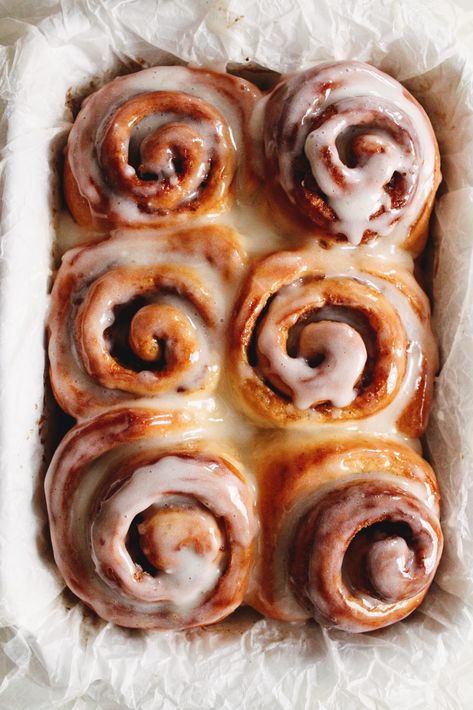 The Only Cinnamon Rolls You Will Ever Need – Cake On My Face Sweet Cinnamon Rolls, Sticky Buns Aesthetic, How To Make Cinnamon Roll, Food Sweet Aesthetic, Cinnamon Bun Aesthetic, Classic Cinnamon Rolls, Cinnamon Rolls Food Photography, Milk Bread Cinnamon Rolls, Bakes Aesthetic