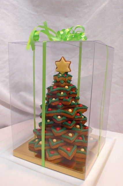 Classic 3D Gingerbread tree with box | ©Cookievonster 2009 | Cookievonster | Flickr Fondant Donut, Cookie Tower, Gingerbread Star, 3d Gingerbread, Christmas Sugar Cookies Decorated, Gingerbread Tree, Gingerbread Christmas Tree, Christmas Tree Gift, Cookie House