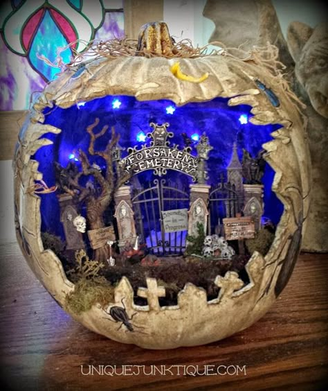 Diy Halloween Village, Pumpkin Contest Ideas, Pumpkin Diorama, Halloween Diorama, Halloween Village Display, Graveyard Scene, Spooky World, Halloween School Treats, Pumpkin Decorating Contest