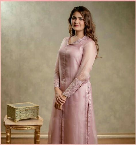 Pastel pink kurta Pastel Colour Churidar Designs, Slited Kurthi Design, Pastel Kurtas Women, Pastel Salwar Suit, Organza Churidar Designs, Chudithar Designs, Churidar Ideas, Latest Kurta Designs Women, Asian Bridesmaid Dresses