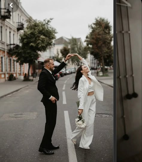 Prewedding White Dress, Street Photography Wedding, Street Wedding Photoshoot, Street Style Wedding Photography, Engagement Photos Documentary, Wedding Street Photography, Street Prewedding Photo Ideas, City Prewedding, Civil Wedding Photoshoot