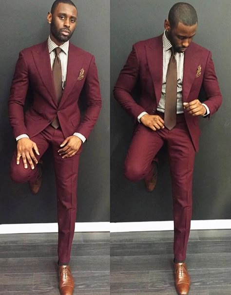 Bold, retro maroon color and slim-fit makes for a sleek modern look. Maroon Suit, Terno Slim, Style Gentleman, Business Jacket, Formal Blazer, Mens Fashion Edgy, Mens Fashion Smart, Male Style, Groomsmen Suits