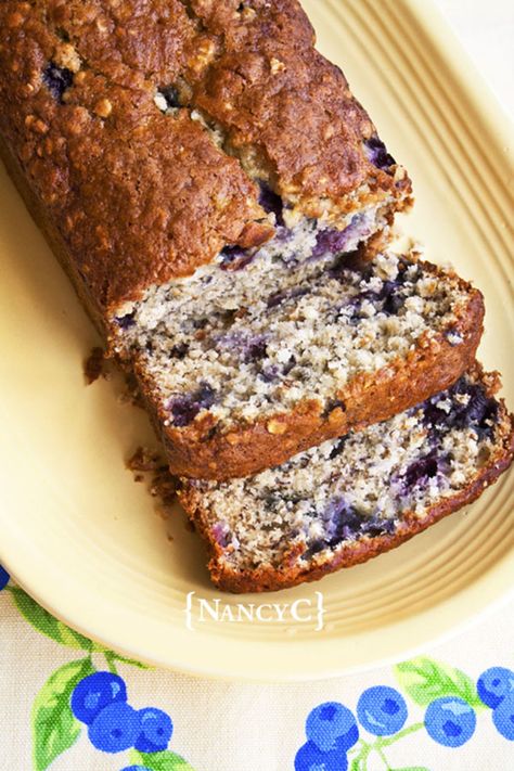 A delicious banana bread made with blueberries and oatmeal! Oat Banana Bread, Pineapple Banana Bread, Oatmeal Bread Recipe, Banana Oat Bread, Friendship Bread Starter, How To Bake Bread, Bread For Breakfast, Nutritarian Recipes, Mini Meatloaf