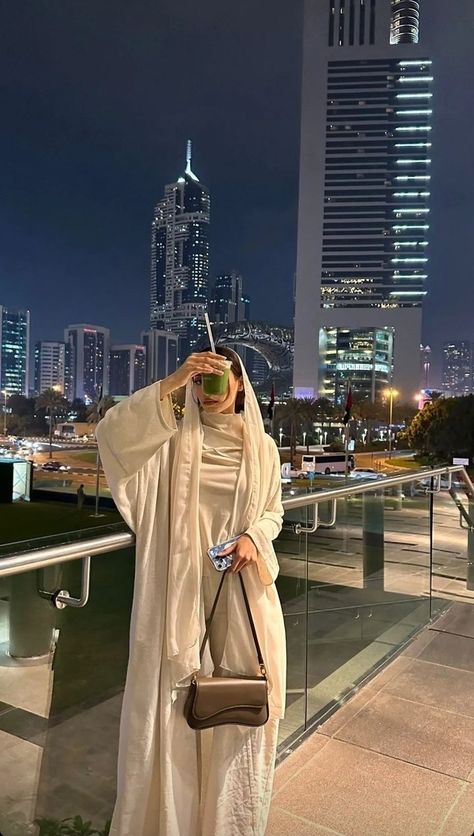 Outfit Arabic Style, Arabic Look, Arab Fashion Women Dubai Fashionista, Abaya Girl, Emirati Aesthetic, Arabic Night Outfit, Arabic Style Fashion, Abaya And Jeans, Abaya Pics