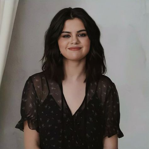 Selena Gomez Lob Haircut, Selena Gomez Haircut, Round Face Haircuts Medium, Selena Gomez Short Hair, Selena Gomez Hair, Short Dark Hair, Square Face Hairstyles, Layered Haircuts For Medium Hair, Selena Gomez Pictures