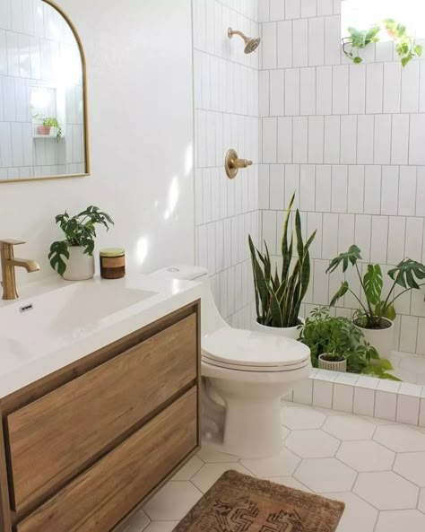 15 Boho-Style Bathroom Decor Ideas to Copy Modern Wood Vanity, Scandi Bathroom, Boho Style Bathroom, Boho Bathroom Ideas, The Home Edit, Boho Bathroom, Downstairs Bathroom, Wood Vanity, Small Bathroom Ideas