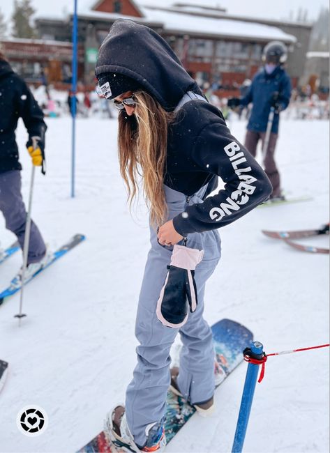 Snowboard outfit winter bibs snow gear women Snowboarding Outfit Black Pants, Women's Snowboarding Outfits, Cute Snowboard Outfits, Apes Ski Party Outfit, Snowboarding Style Women, Green Snowboard Outfit, Women Snowboarding Aesthetic, Snowboarding Girl Outfit, Snowboarding Aesthetic Outfits