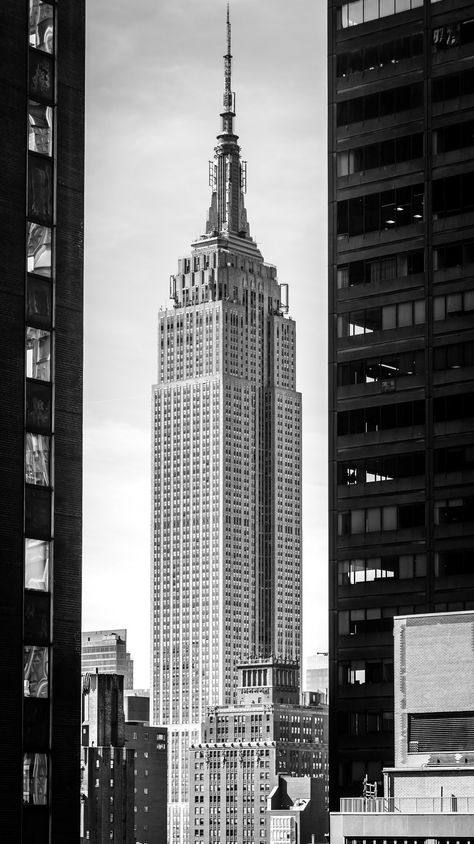 Empire State Building Empire State Building Tattoo, Poster Prints Aesthetic Black And White, Empire State Building Wallpaper, Empire State Building Drawing, Black And White Nyc, Empire State Building Art, Nyc Black And White, Empire State Building View, New York Empire State Building