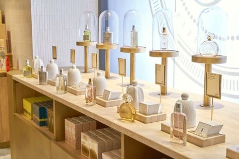 Fragrance Display Ideas, Laura Gonzalez, Fragrance Display, Perfume Stand, Fragrance Store, Concept Stores, Champs Élysées, Shop Displays, Perfume Display