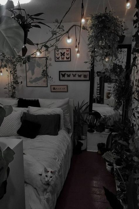 Simple Grunge Aesthetic, Alternative Room Decor, Grunge Aesthetic Bedroom, Bedroom Alternative, Alternative Room, Goth Room, Grunge Room, Cute Room Ideas, Dream Room Inspiration