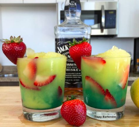 15 Fun and Easy Cocktails You Can Make Using Jack Daniels Jack Daniels Cocktails, Jack Daniels Drinks, Strawberry Banana Milkshake, Mix Drinks, Tipsy Bartender, Banana Milkshake, Drinks To Make, Mix Recipes, Drink Drank Drunk