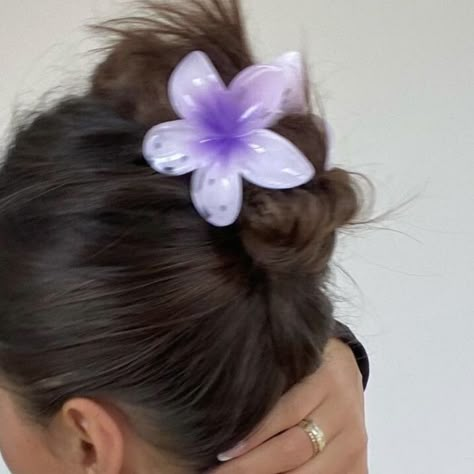 Hairclip Aesthetic, Hair Clips Aesthetic, Frangipani Flower, Teeth Design, Flower Hair Claw, Purple Hibiscus, Clip Hairstyles, Purple Dark, Flower Hair Clip