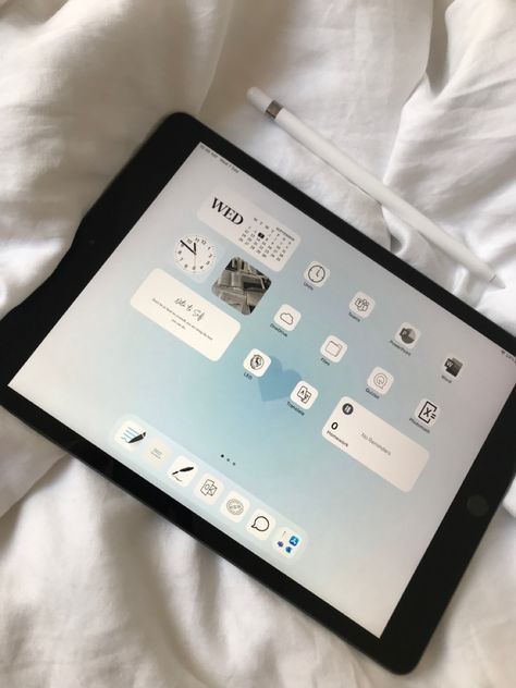 #ipad #aesthetic #aestheticwallpaper #aesthetictumblr #blue #blueaesthetic #september #school #backtoschool #studentlife #student Ipad Blue Aesthetic, Ipad 9th Generation Aesthetic, Blue Ipad Aesthetic, I Pad Aesthetic, Ipad Blue, Ipad Layouts, Tablet Aesthetic, School Ipad, Ipad Picture