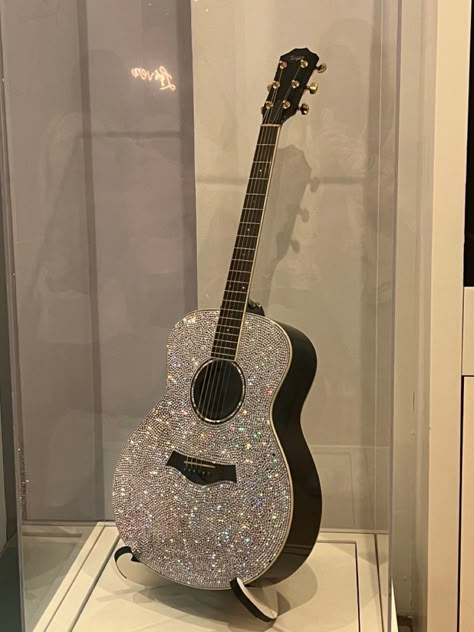 #speaknow #taylorswift #museum Taylor Swift Museum New York, Taylor Swift Museum, Speak Now Guitar, Rep Aesthetic, Debut Album Aesthetic, Bestie Trip, 80s Glam Rock, Painted Ukulele, Swiftie Aesthetic