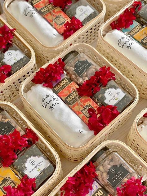 Hampers Packaging Ideas, Besek Hampers, Cny Hampers, Handmade Hamper, Diy Eid Gifts, Hampers Idea, Eid Hampers, Hamper Gift Basket, Wedding Gift Pack