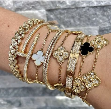 Girly Bracelets, Dope Jewelry Accessories, Van Cleef And Arpels Jewelry, Expensive Jewelry Luxury, Wrist Jewelry, Luxe Jewelry, Dope Jewelry, Jewelry Fashion Trends, Classy Jewelry