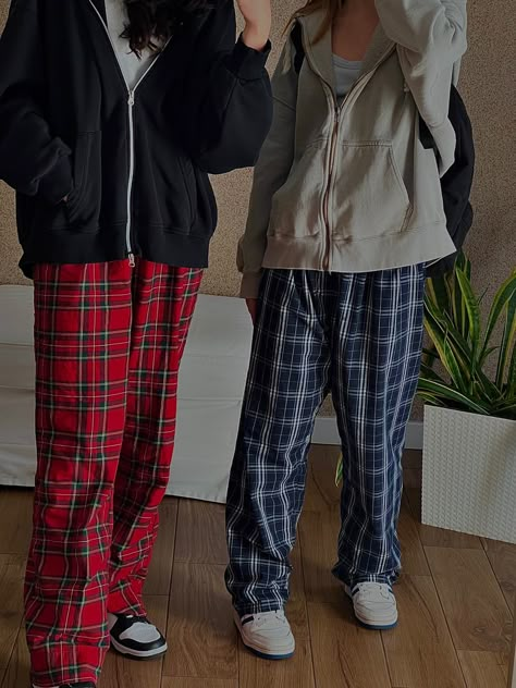 Aesthetic Pajama Outfit Comfy, Pijama Pants Aesthetic, Pjs Pants Aesthetic, Red Pajama Pants Outfit Aesthetic, Flannel Pants Pajamas, Cute Plaid Pants Outfits, Flannel Pyjama Bottoms, Plaid Pyjama Bottoms Outfit, Pajamas Outfit Street