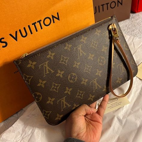 Louis Vuitton Neverfull Pouch wristlet MM Louise Vuitton Bag, Lv Wristlet, Louis Vuitton Wallet Women, Louis Vuitton Wristlet, Louis Vuitton Clutch Bag, Louise Vuitton, Louis Vuitton Mini Pochette, Louis Vuitton Pouch, Louis Vuitton Neverfull Gm