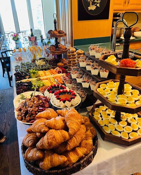 Charcuterie Masterclass! | Easter brunch and mimosa bar | Facebook Charcuterie Board Ideas Simple, Mimosa Breakfast, Breakfast Brunch Party, Foods Around The World, Friendsgiving Dinner Party, Mimosa Brunch, Brunch Bar, Fruit Platter Designs, Charcuterie Board Ideas