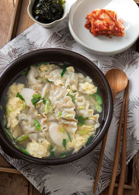 Korean Dumpling Soup, Mandu Guk, Mandu Recipe, Korean Dumpling, Korean Soup Recipes, Korean Dumplings, Rice Cake Soup, Korean Soup, Dumpling Soup