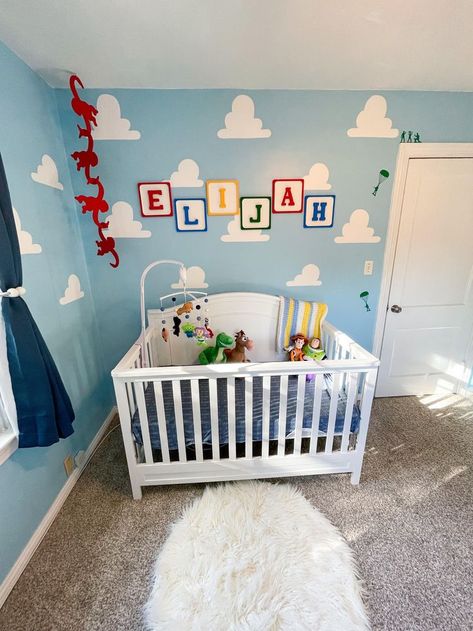 Disney Baby Room Boy, Toy Story Cloud Wall, Andys Room Toy Story Bedrooms, Nursery Ideas Cartoon, Buzz Lightyear Nursery, Ideas For Nursery Room, Baby Bedroom Disney, Toys Story Nursery, Toy Story Theme Bedroom