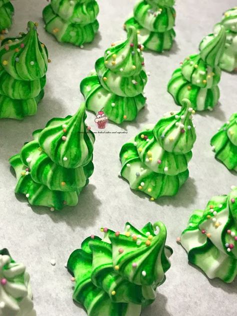 Meringue Cookies Christmas, Christmas Meringues, Meringue Christmas, Meringue Desserts, Christmas Cake Decorations, Tree Cookies, Kids Christmas Party, Christmas Tree Cookies, Christmas Gingerbread House