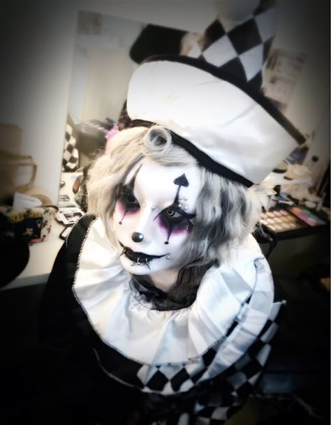 Vkei Make Up, Dark Clown Makeup, Gothic Clown Makeup, Dark Clowncore, Emo Clown, Visual Kei Hair, Pierrot Clown, Circus Aesthetic, Dark Circus