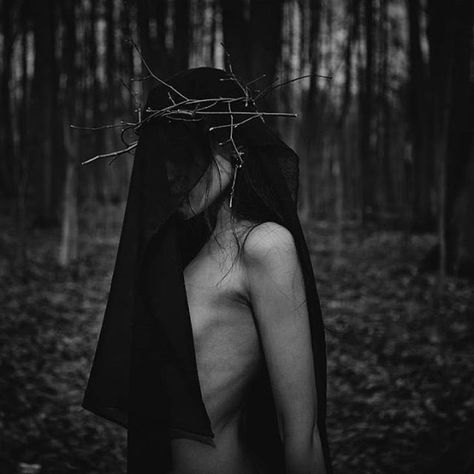 Spooky Shoot, Witch Photos, Halloween Shoot, Horror Photography, Horror Photos, Gothic Photography, Dark Beauty Photography, Creepy Photos, Forest Witch