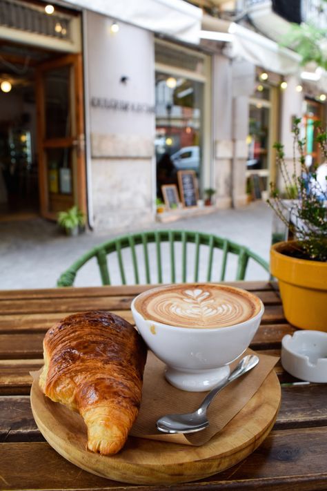 Breakfast With Coffee, Coffee And Bakery, Coffee Town, Healthy Breakfast Snacks, Lunch Cafe, Breakfast Cafe, Coffee Snacks, French Breakfast, Food Cafe