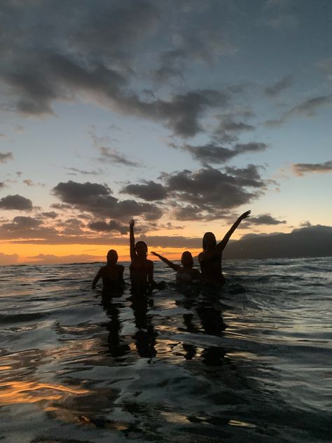 Friends Posing, Beach Silhouette, Florida Aesthetic, Love Or Hate, Best Vacation Spots, Shotting Photo, Beach Friends, Summer Plans, Summer Feeling