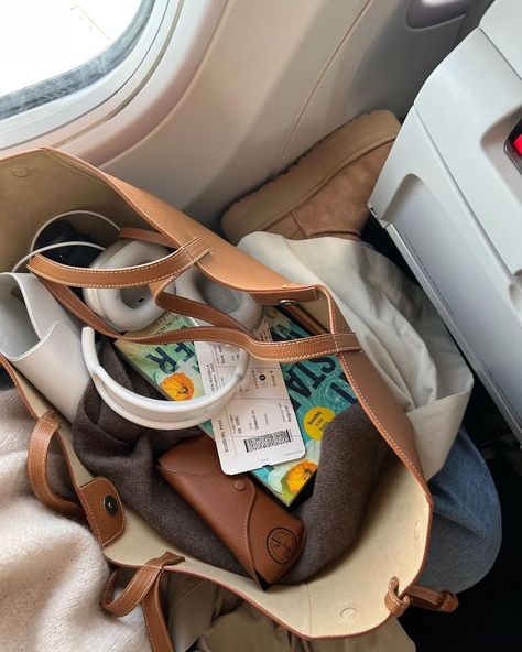 @michellebentzn on instagram Airport Aesthetic, Inside My Bag, Purse Essentials, College Aesthetic, Handbag Essentials, What's In My Bag, What In My Bag, October 27, Bag Essentials