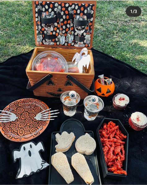 Spooky Picnic, Goth Picnic, Gothic Picnic, Halloween Picnic, Summerween Party, Romantic Diy Gifts, Halloween Themed Snacks, Slasher Summer, Halloween Sleepover