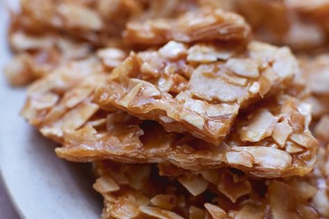 Toasted coconut brittle Toasted Coconut Brittle, Brittle Candy Recipes, Coconut Brittle Recipe Easy, Homemade Brittle Recipes, Coconut Brittle Recipes, Coconut Peanut Brittle Recipe, Cornflake Brittle, Dessert Snap, Cookie Brittle Recipe