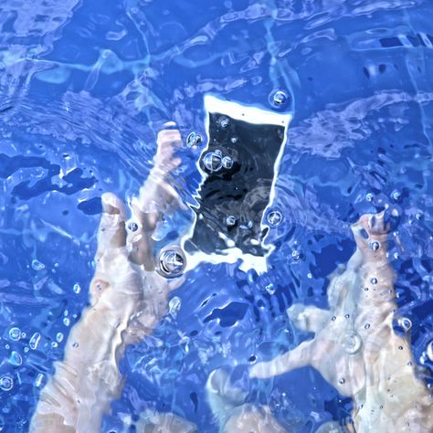 Read this to find out how well putting your water-damaged phone in rice works. Phone Water, Boys Haircuts, Water Damage, Geek Chic, How To Find, Van Life, Life Hacks, Lion Sculpture, How To Find Out