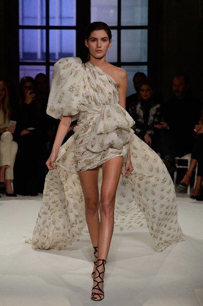 See the complete Giambattista Valli Spring 2017 Couture collection. Giambattista Valli Haute Couture, Show Art, Angela Simmons, Collection Couture, Spring Couture, Couture Runway, Giambattista Valli, Spring 2017, Couture Collection