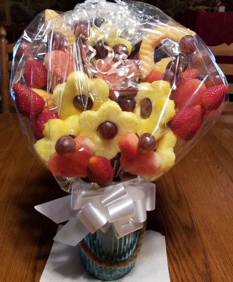 Homemade Edible Arrangements, Fruit Arrangements Diy, Diy Edible Arrangements, Edible Arrangements Diy, Fruits Arrangement, Fruit Bouquet Diy, Edible School Supplies, Fruit Presentation, Fruit Bouquet Ideas