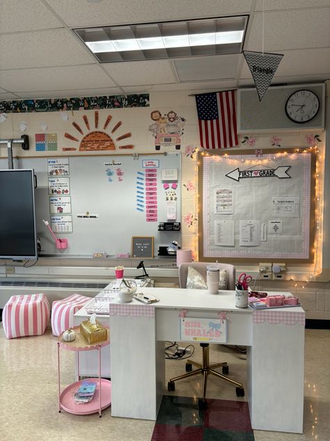 Teacher Desk Setup, 1st Grade Classroom, Teacher Desk, Classroom Setup, Teaching Elementary, New Teachers, Teacher Ideas, Desk Setup, Teacher Classroom