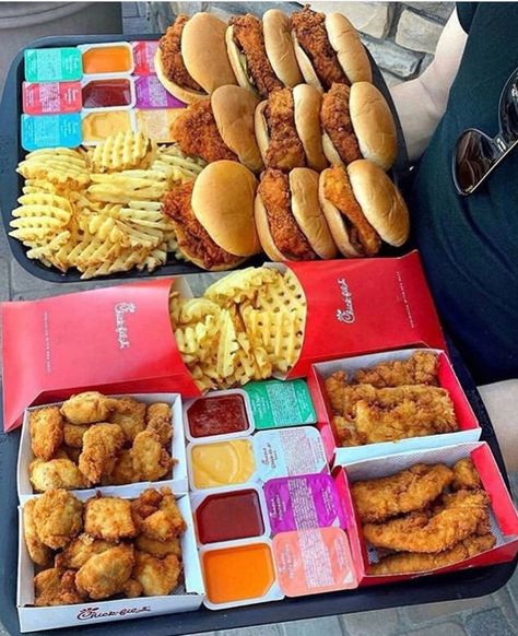 Best Fast Food, Chicken Sandwiches, Sleepover Food, Food Babe, Yummy Comfort Food, Food Goals, Unhealthy Food, Food Platters, Comfort Foods